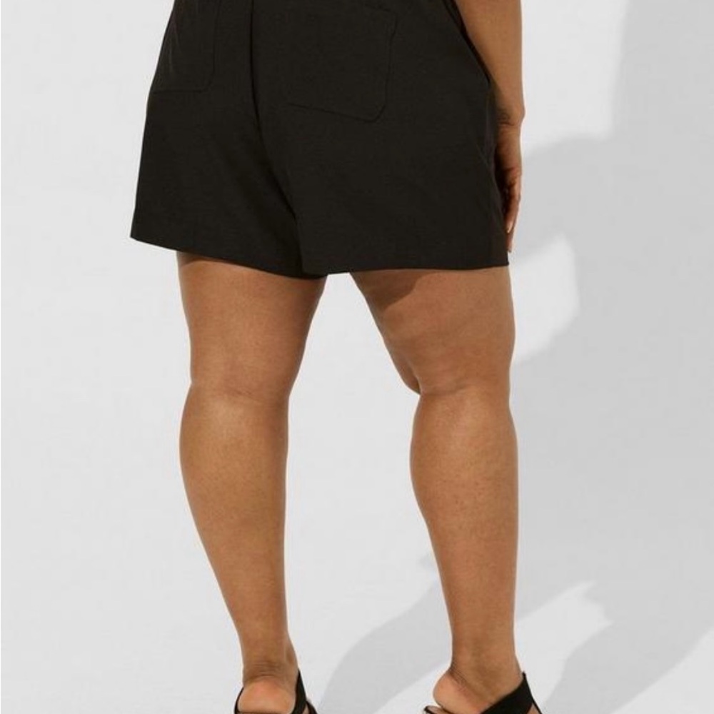 NWT Wide Leg Studio Crepe Short Deep Black. Size: 18 - Picture 4 of 9